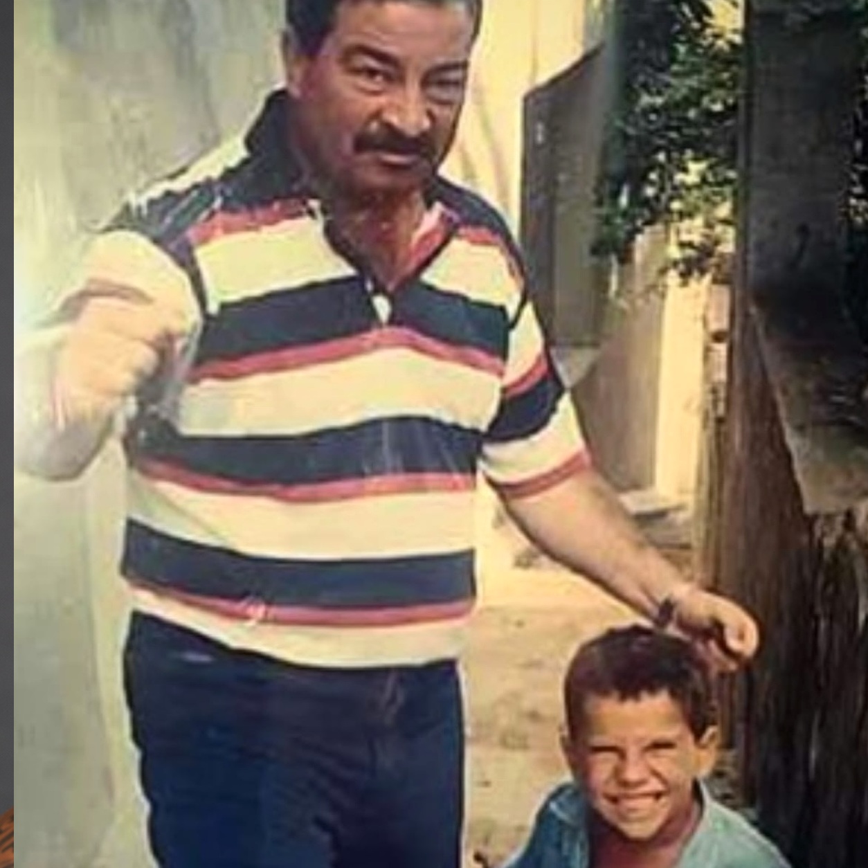 MK MAIK de niño junto a su padre adoptivo